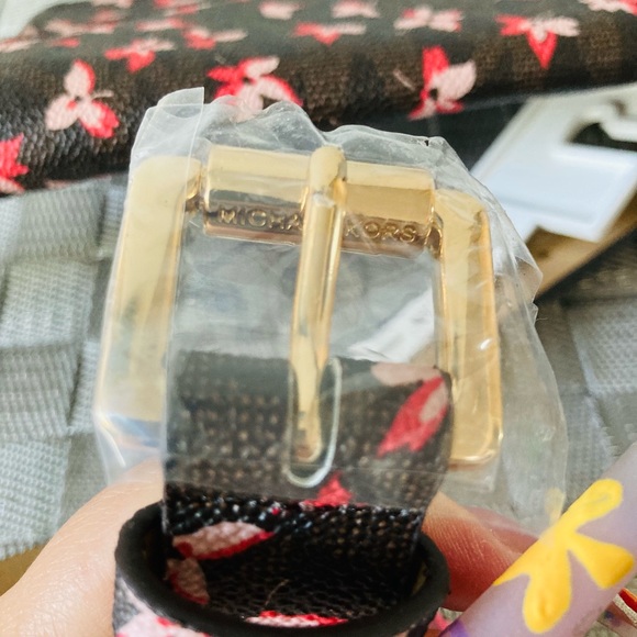 Michael Kors floral signature belt bag - Picture 2 of 9
